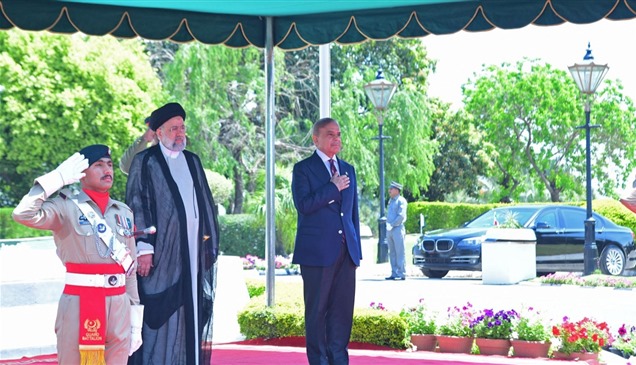 الرئيس الإيراني يصل باكستان في زيارة لتطبيع العلاقات 
