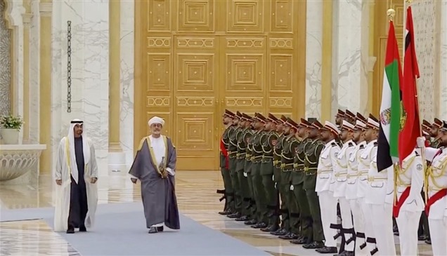 رئيس الدولة يستقبل سلطان عُمان في قصر الوطن