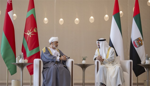 رئيس الدولة وسلطان عُمان يبحثان تعزيز العلاقات الأخوية والتطورات في المنطقة