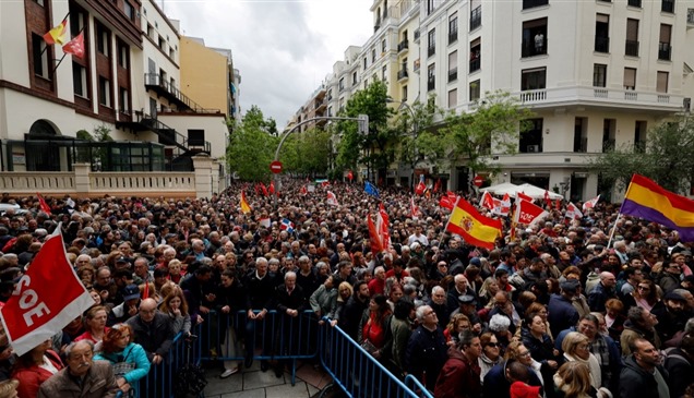هدد بالاستقالة من منصبه .. آلاف في مدريد يتمسكون بسانشيز في السلطة 