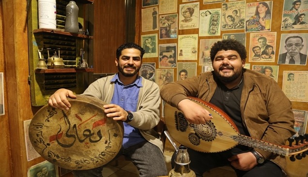شابان مصريان يبدعان في تلحين الأغاني الخفيفة بروح شرقية تراثية