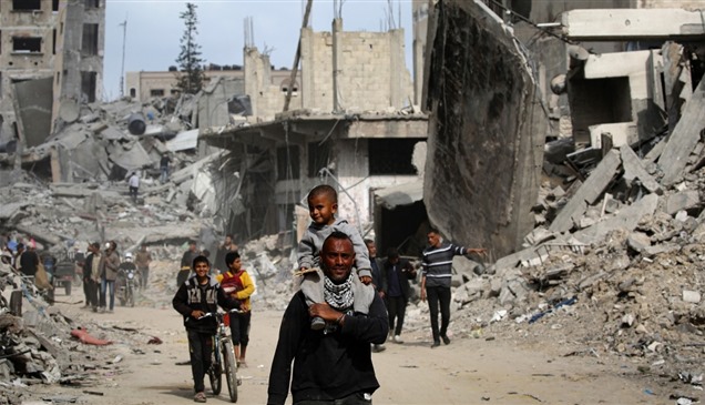 غزة.. عائدون إلى خان يونس يبحثون عن الحياة بين الدمار