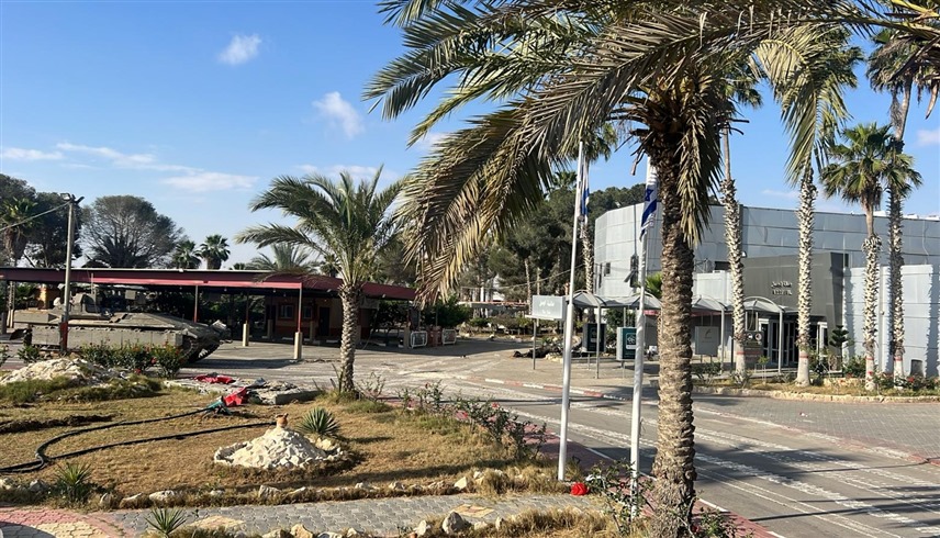 دبابات إسرائيلية داخل الجانب الفلسطيني من معبر رفح (أرشيف)