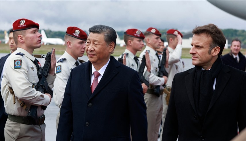 الرئيس الصيني شي جين بينغ، ونظيره الفرنسي إيمانويل ماكرون (أ ف ب)