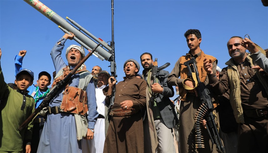 عناصر من جماعة الحوثي (رويترز)
