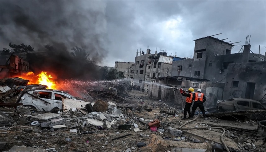 إطفائيان فلسطينيان في غزة بعد غارة إسرائيلية (أرشيف)
