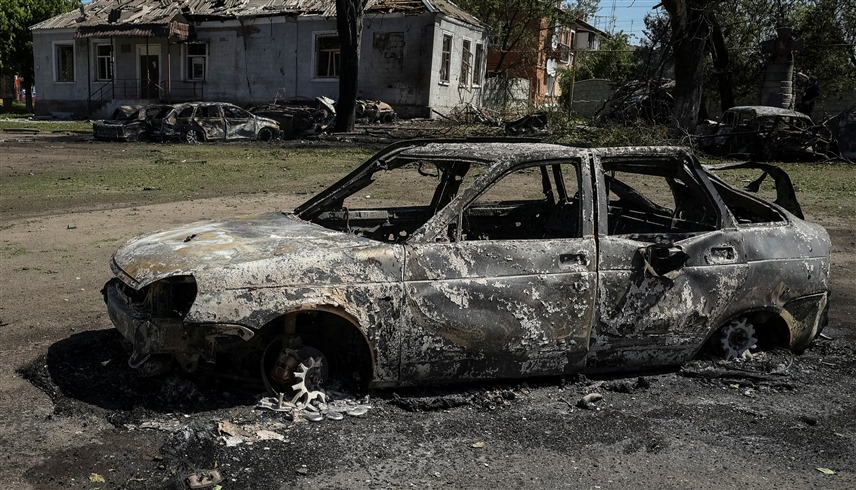 سيارات متفحمة في شرق أوكرانيا (رويترز)