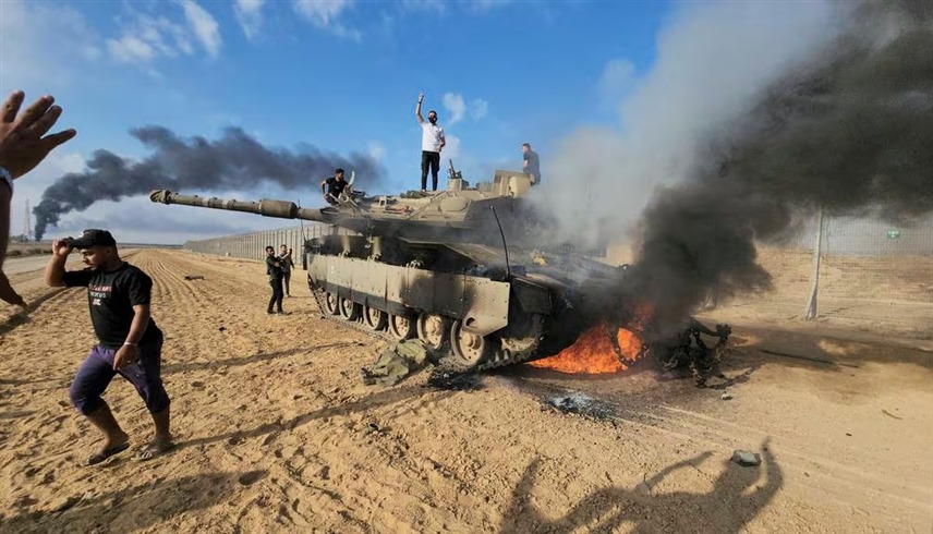 فلسطينيون على دبابة إسرائيلية في 7 أكتوبر (أرشيف)