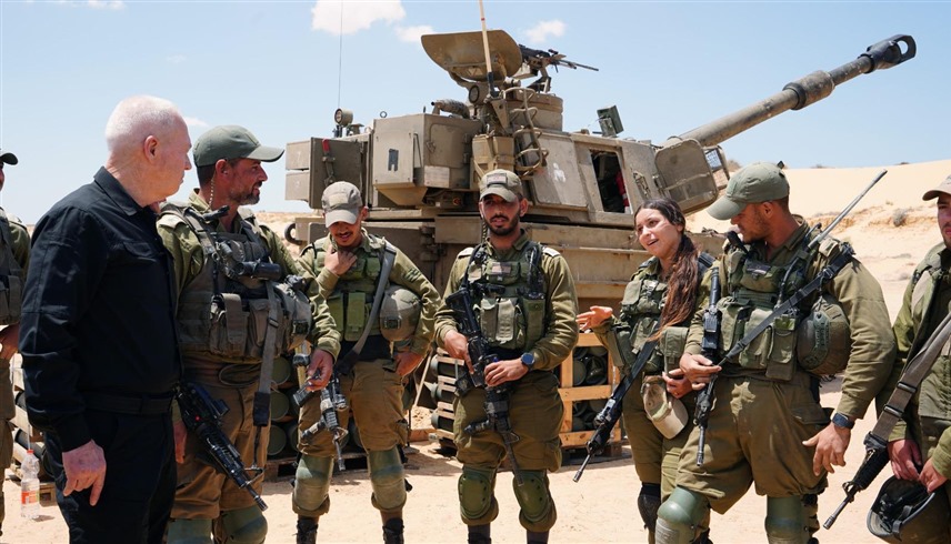 وزير الدفاع الإسرائيلي يواف غالانت في لقاء سابق مع الجنود (إكس)