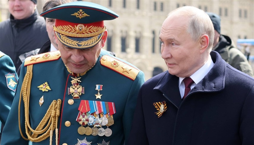 الرئيس الروسي فلاديمير بوتين مع وزير الدفاع المقال سيرغي شويغو (أرشيف)