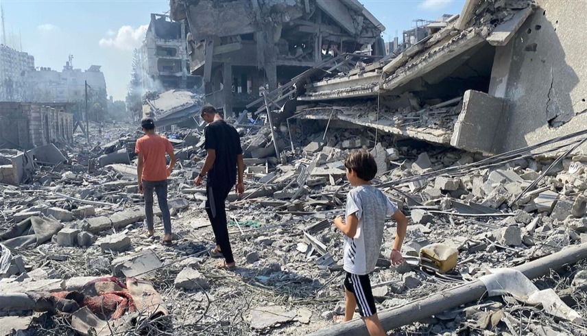 فلسطينيون في غزة وسط الأنقاض (أرشيف)