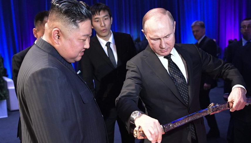 الرئيس الروسي فلاديمير بوتين وزعيم كوريا الشمالية كيم جونغ أون (رويترز)