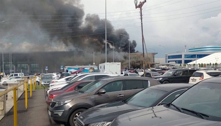 صورة متداولة تظهر تصاعد النار من مبنى المطار (إكس)