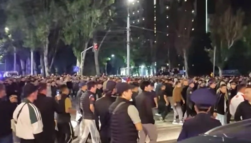 المئات من القرغيزيين يهاجمون مبان سكنية للطلاب الأجانب (إكس)