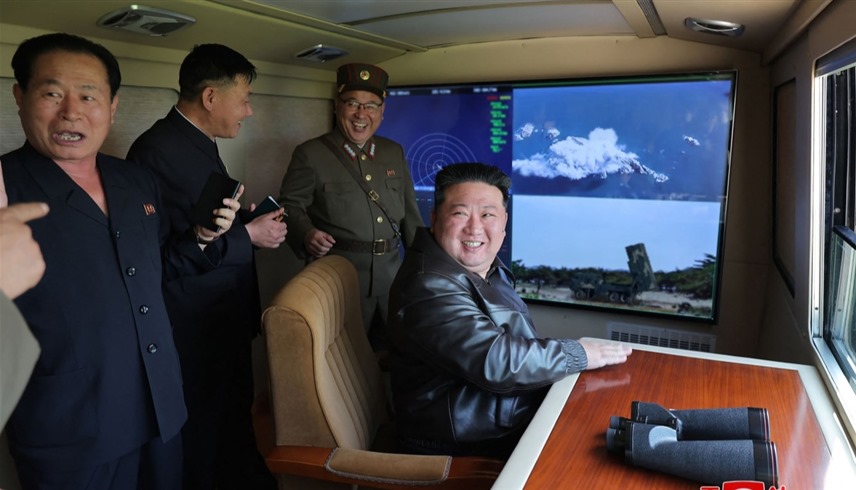 زعيم كوريا الشمالية كيم جونغ أون خلال إشرافه على التجربة الصاروخية (إكس)