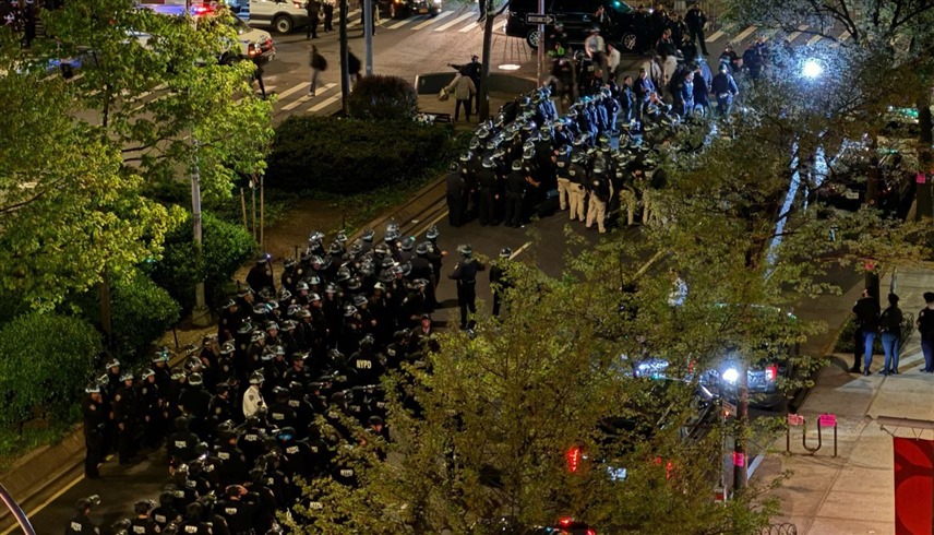 قوات الشرطة في نيويورك قبل لحظات من اقتحام جامعة كولومبيا (رويترز)