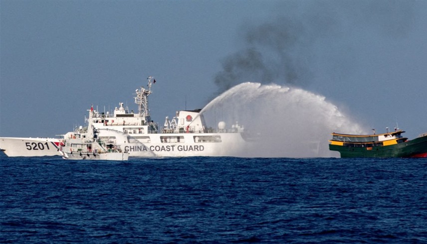 سفينة تابعة للجيش الصيني (رويترز)
