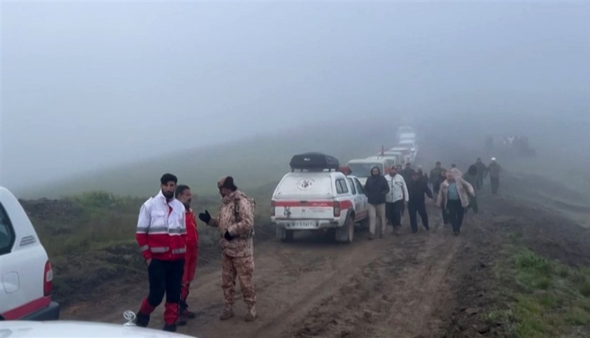 رجال إنقاذ وأمن في موقع تحطم طائرة الرئيس الإيراني إبراهيم رئيسي