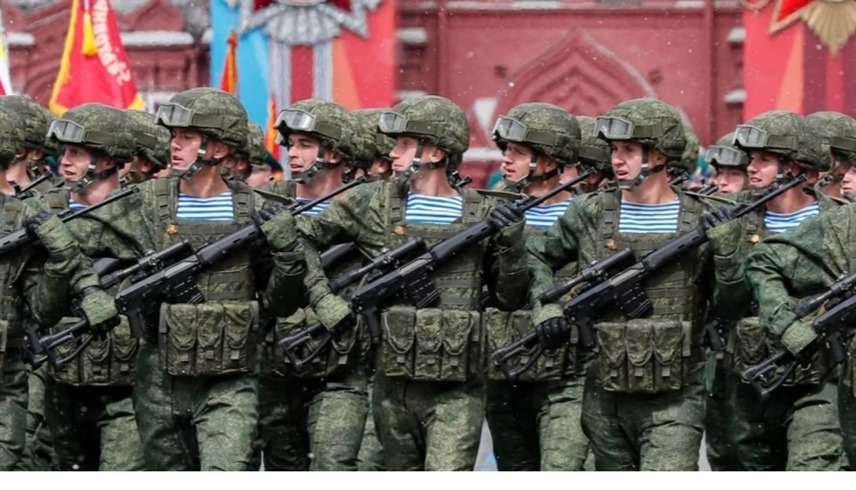 مجندون روس خلال مسيرة يوم النصر العسكري في موسكو (إفي)