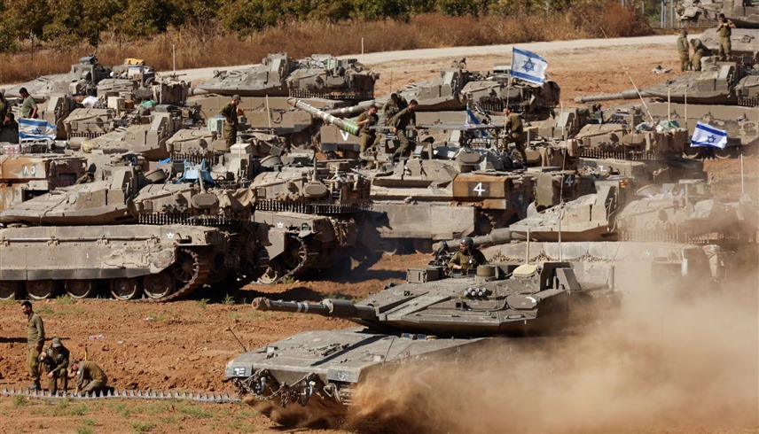 دبابات إسرائيلية قبالة غزة (رويترز)