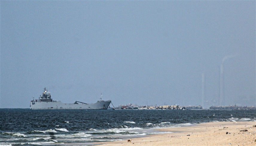 سفينة مساعدات ترسو في الرصيف الأمريكي بغزة (أ ف ب)