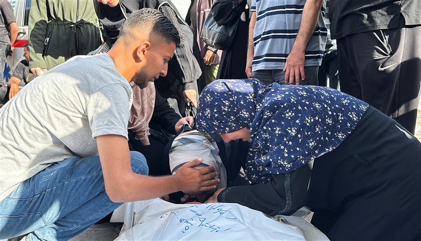 فلسطينيون يبكون أحد ضحايا الحرب الإسرائيلية على غزة (أرشيف)