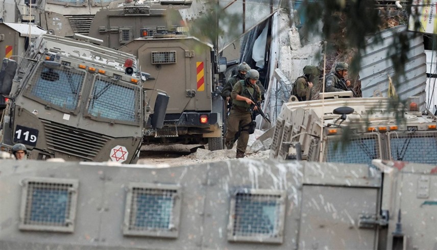 جنود من الجيش الإسرئيلي يحاصرون منزلاً في طولكرم (أرشيف)