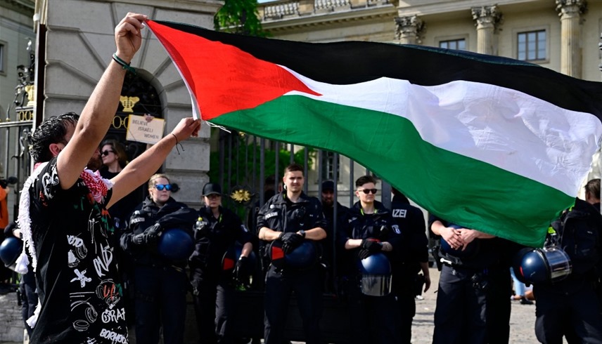 مؤيد للفلسطينين في ألمانيا (أ ف ب)