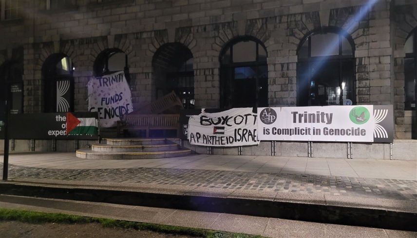 ملصقات على جدران حرم كلية ترينيتي للمطالبة بمقاطعة إسرائيل (إكس)