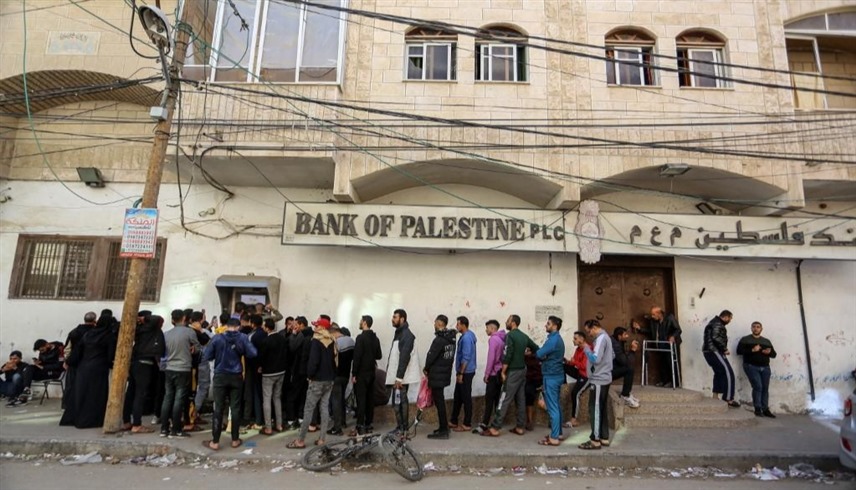 متعاملون أمام بنك فلسطين في قطاع غزة (أرشيف)