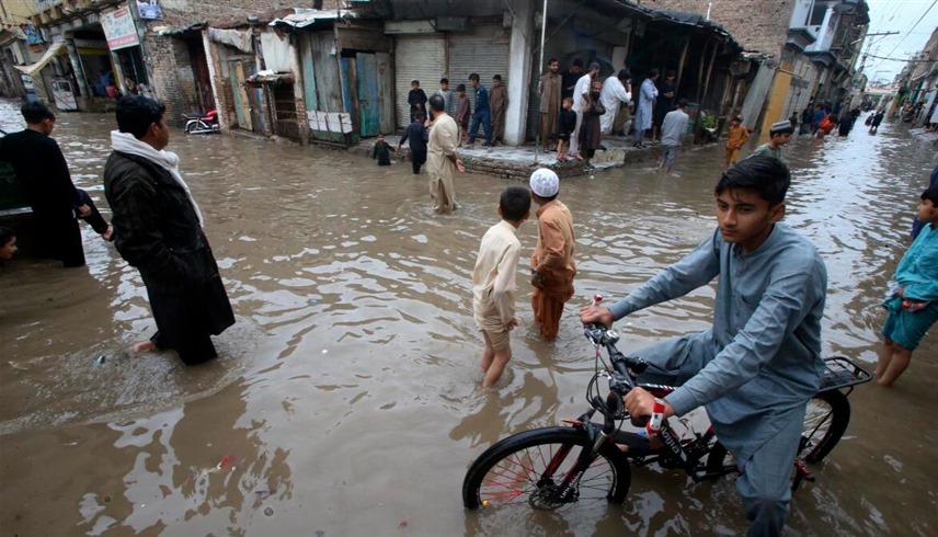 باكستانيون وسط المياه بعد الأمطار (أرشيف)