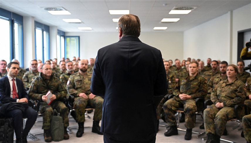وزير الدفاع الألماني بوريس بيستوريوس متحدثاً إلى جنود الجيش (أرشيف)