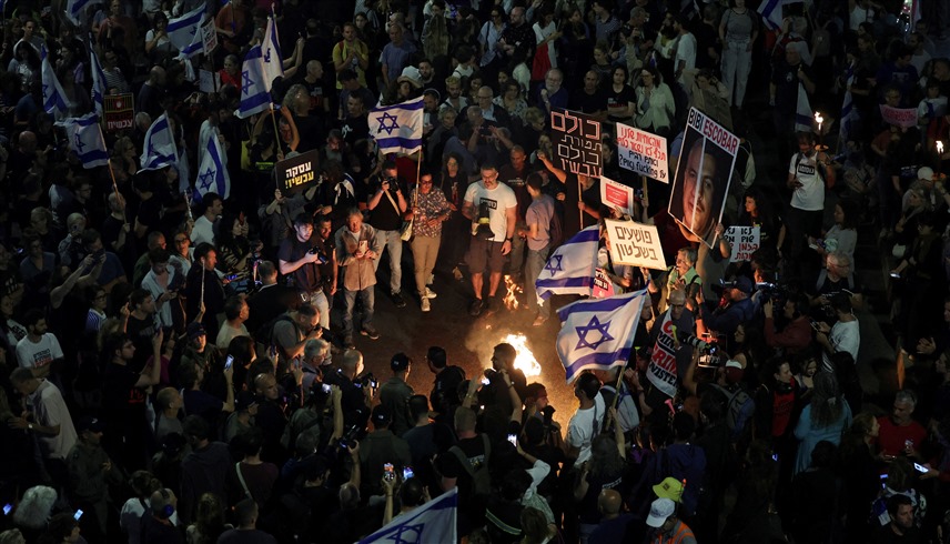 متظاهرون يطالبون نتانياهو بالاتفاق مع حماس لاستعادة الرهائن من غزة (أرشيف)