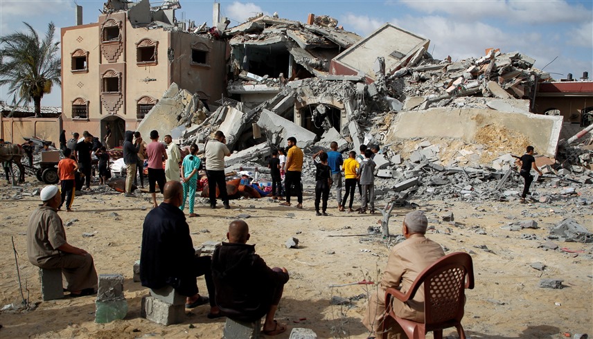فلسطينيون في غزة حول الأنقاض  (أرشيف)