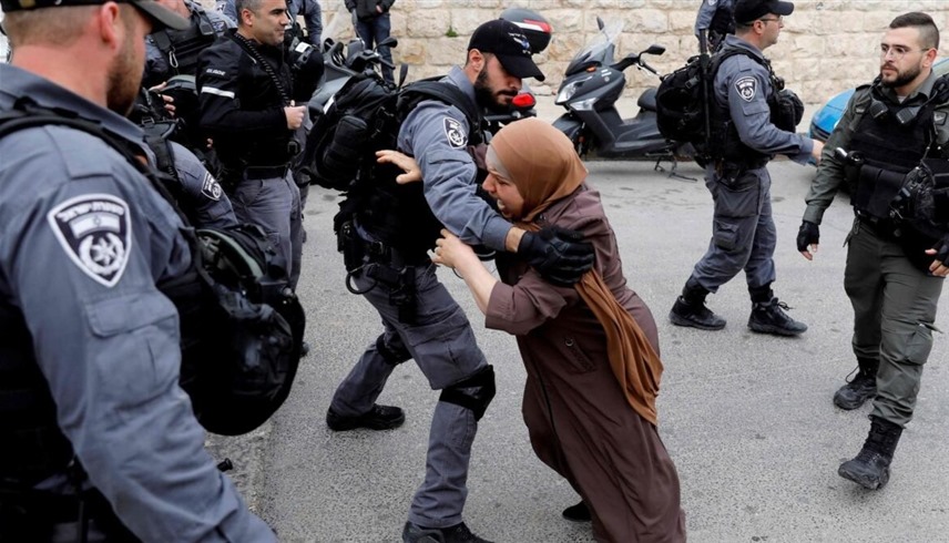 عناصر من الشرطة يحاولون اعتقال امرأة في القدس (أرشيف)