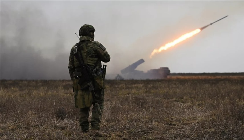 جندي روسي ينظر إلى انطلاق صاروخ نحو هدف أوكراني (أرشيف)
