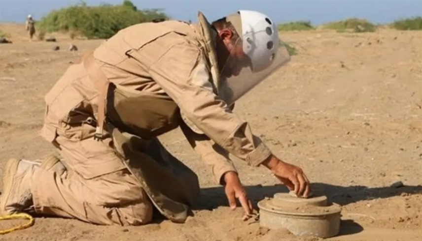 أحد أعضاء فريق مسام خلال عملية نزع ألغام في اليمن (أرشيف)