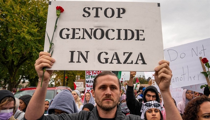 متضامن مع غزة يرفع لافتة للمطالبة بوقف الإبادة في القطاع (أرشيف)
