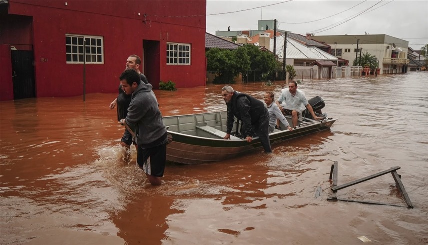  برازيليون وسط المياه بعد الأمطار الغزيرة (أ ب)