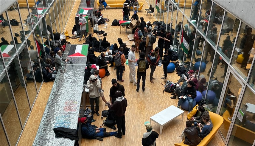 مؤيدون لفلسطين داخل حرم جامعة لوزان (إكس)