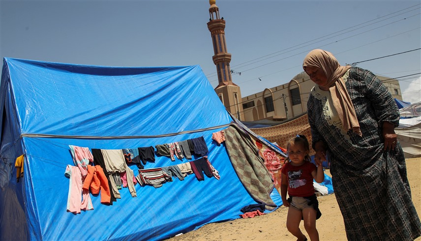 سيدة فلسطينية مع طفلة في رفح (أرشيف)