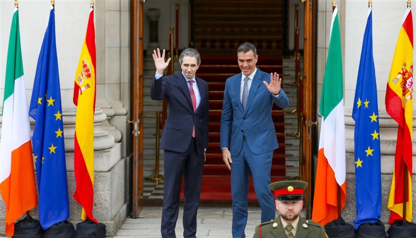 رئيسا وزراء أيرلندا سيمون هاريس وإسبانيا بيدرو سانشيز في لقاء سابق (أرشيف)