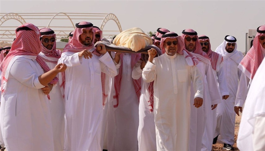 جانب من جنازة الأمير بدر بن عبدالمحسن (الشرق الأوسط)