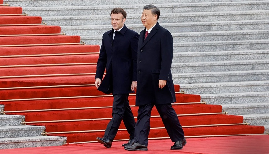 ماكرون وشي جين بينغ خلال زيارة الأخير إلى فرنسا (أ ف ب)