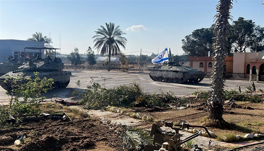 دبابات إسرائلية تسيطر على معبر رفح الفلسطيني (رويترز)