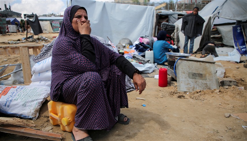  فلسطينية أمام خيمة في غزة (رويترز)