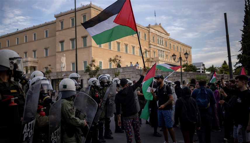 مؤيدون للفلسطينيين يواجهون الشرطة اليونانية في أثينا (رويترز)