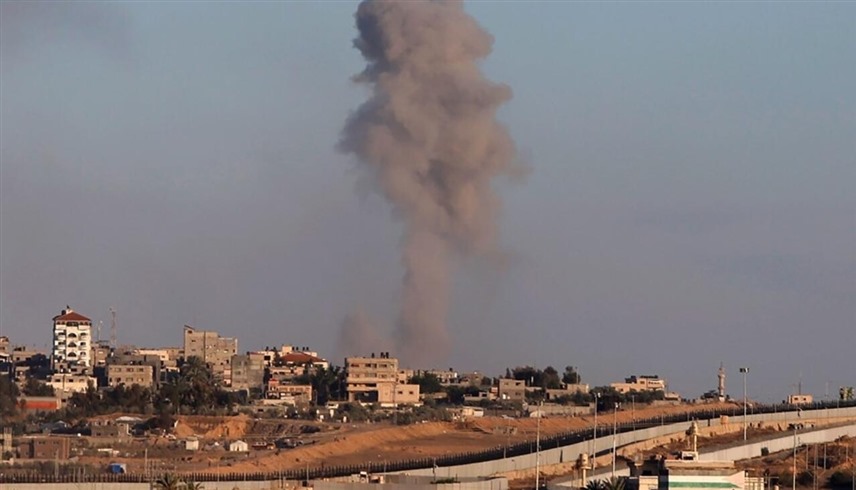 أعمدة الدخان ترتفع في رفح بجنوب قطاع غزة بعد قصف إسرائيلي (أ ف ب)