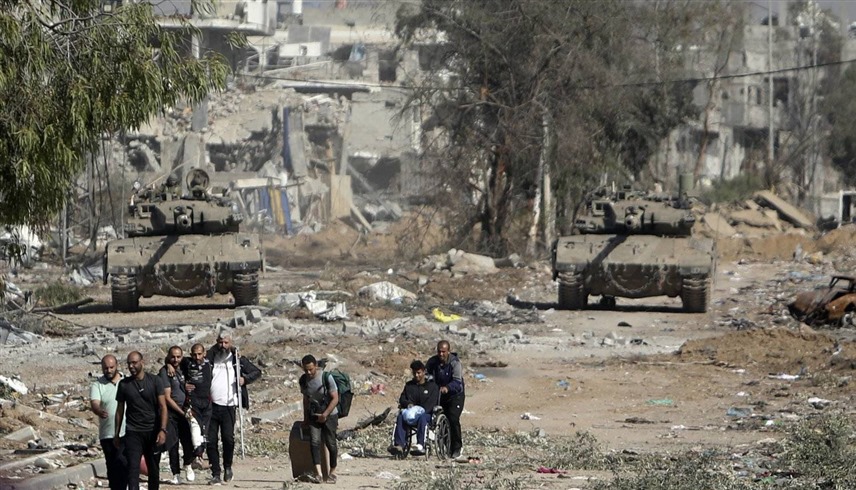 فلسطينيون يفرون من الهجمات الإسرائيلية في قطاع غزة (رويترز)