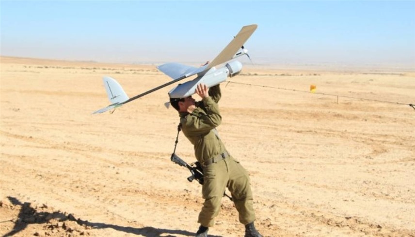 جندي إسرائيلي يطلق طائرة دون طيار من طراز  سكاي رايدر (أرشيف)
